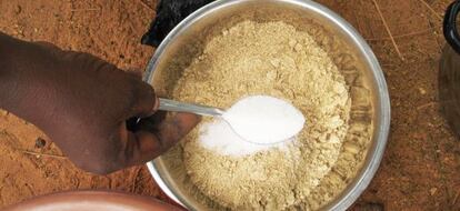 Pasta de cacahuete para alimentar a niños en riesgo de sufrir desnutrición.