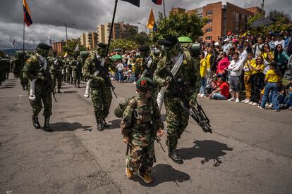 Algunos menores y niños participaron en el desfile, vistiendo uniformes tipo militar. 