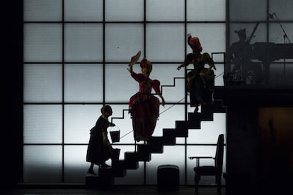 Cenicienta y sus hermanastras, en las escaleras tras la que los músicos interpretan la música de Rossini.