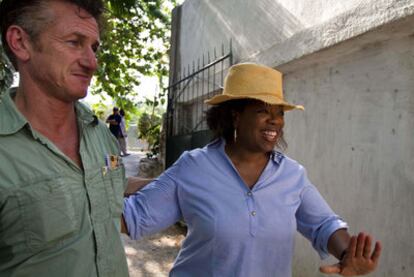 Sean Penn y Oprah Winfrey durante su visita al campamento de desplazados que el actor gestiona en Puerto Príncipe (Haití).