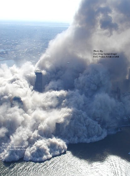 Las imágenes, tomadas por la unidad aérea de la policía de Nueva York muestran desde una nueva perspectiva el momento en el que las Torres Gemelas se derrumban tras impactar un avión con cada una de ellas. Alrededor de las 8.45 se estrelló la primera aeronave contra la torre sur. Las cadenas de televisión conectaron con la zona, lo que permitió que 18 minutos más tarde el mundo fuera testigo de como el segundo avión atravesaba la torre norte. Los medios de comunicación estadounidenses decidieron no mostrar las imágenes más duras de la tragedia