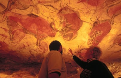 Bisontes de Altamira, en la cueva que reproduce las pinturas rupestres del periodo Magdaleniense.