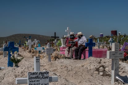 Dos músicos esperan por funerales en la nueva zona del panteón numero 12 de Tijuana.