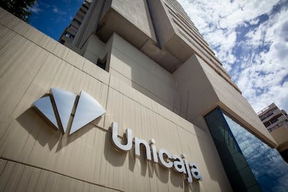 Logo de Unicaja en las oficinas de la entidad, en una imagen cedida por la empresa.