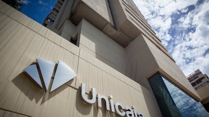 Logo de Unicaja en las oficinas de la entidad, en una imagen cedida por la empresa.