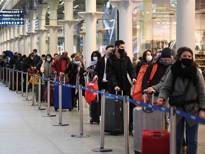 Cola de viajeros en la estación de St. Pancras en Londres para tomar el último tren a París.