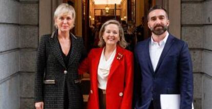  La vicepresidenta Nadia Calviño, junto con Carme Artigas, secretaria de Estado de Digitalización, y Paco Polo, Alto Comisionado para España Nación Emprendedora. 