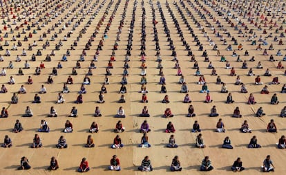 Centenares de niños asisten a una sesión de yoga, en Ahmedabad (India).