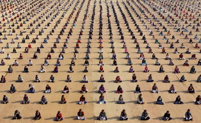 Centenares de niños asisten a una sesión de yoga, en Ahmedabad (India).