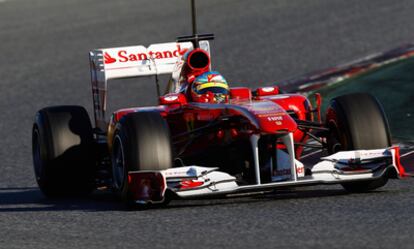 Fernando Alonso con su Ferrari en los entrenamientos de Montmeló.