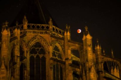 La superluna vista junto a la Catedral de Tours (Francia).