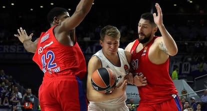 Doncic se cuela entre Hines y Kurbanov