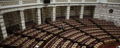 Vista general de la c&aacute;mara en el Parlamento vac&iacute;a a excepci&oacute;n de un funcionario tras la votaci&oacute;n del presidente en Atenas (Grecia).