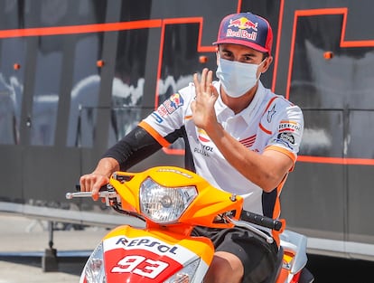 Marc Márquez, que continúa recuperándose de la operación en el húmero, saluda subido en un escúter durante el primer entrenamiento libre del GP de Andalucía.