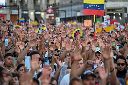 Vista de la manifestación convocada "en favor de la libertad de Venezuela y en rechazo al fraude electoral", este sábado en la Puerta del Sol, en Madrid.