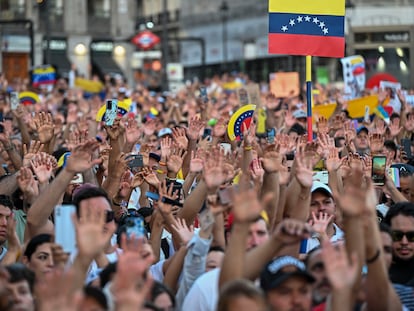 Vista de la manifestación convocada "en favor de la libertad de Venezuela y en rechazo al fraude electoral", este sábado en la Puerta del Sol, en Madrid.