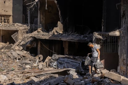 Un hombre abandona un edificio destruido por un ataque israelí en Beirut, este viernes.