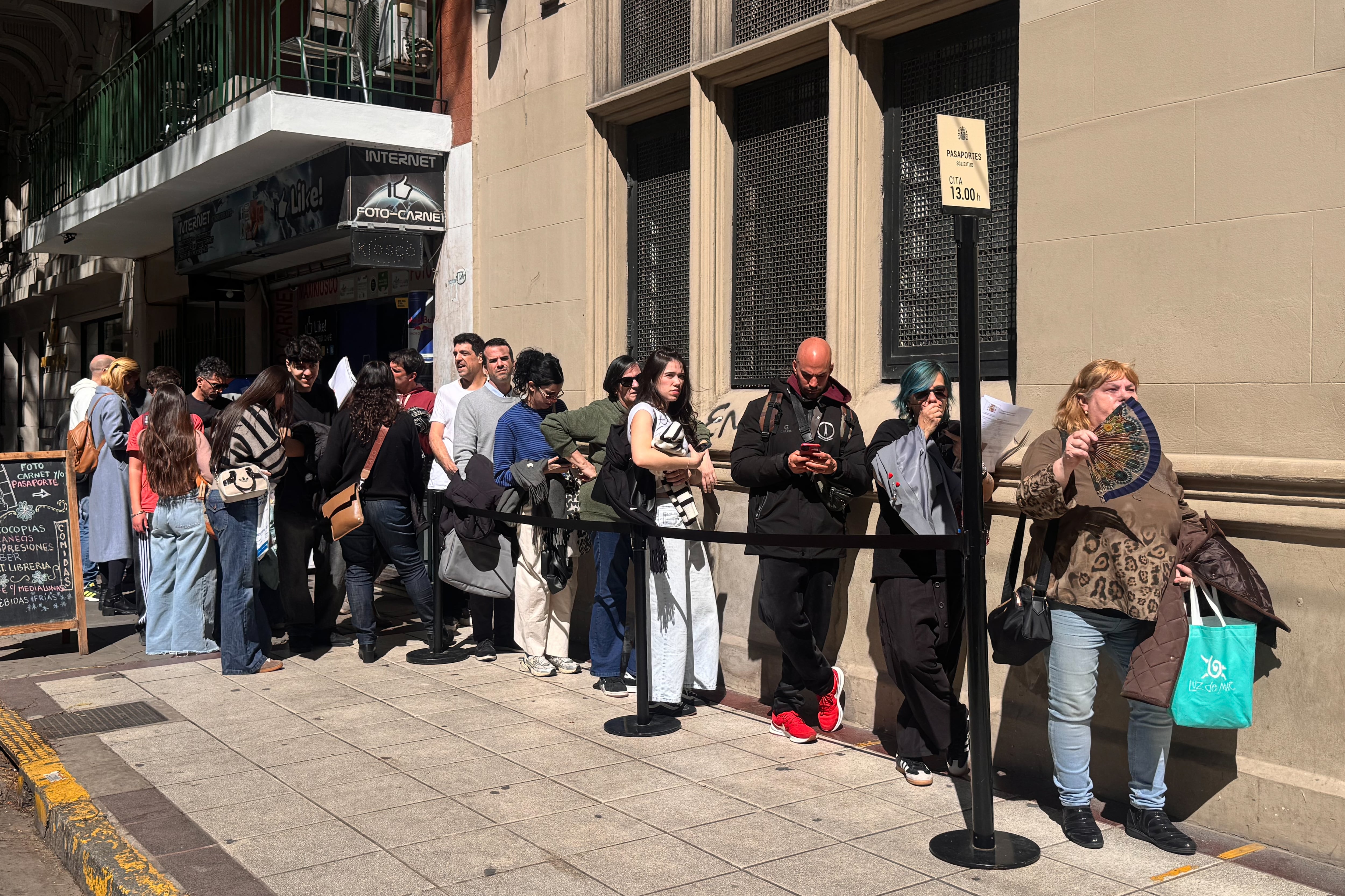 Frustración y miedo a perder otros derechos entre los nuevos españoles en Sudamérica