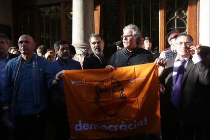 D'esquerra a dreta, el diputat de Junts pel Sí Lluís Llach; el president de l'ANC, Jordi Sànchez; el president d'Òmnium, Jordi Cuixart; el diputat d'ERC al Congrés Joan Tardà i l'eurodiputat del PDeCAT al Parlament Europeu Ramon Tremosa, davant la seu del Departament d'Economia de la Generalitat.