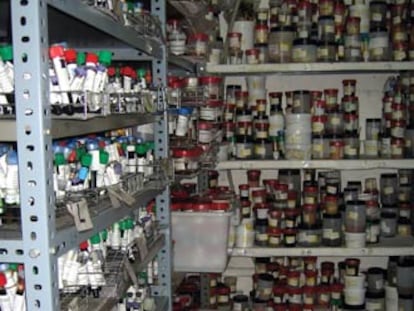 Centenares de recipientes con fluidos humanos en el laboratorio de química.