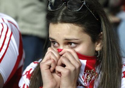 Una aficionada del Sporting se lamenta tras la derrota ante el Villarreal, 