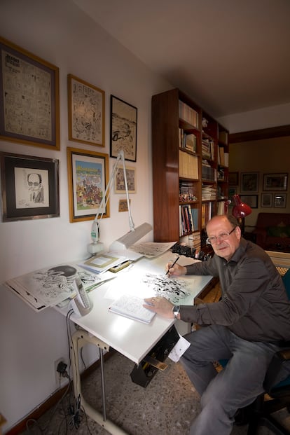 El dibujante Francisco Ibáñez, fotografiado en su mesa de trabajo en su casa de Barcelona en 2009.