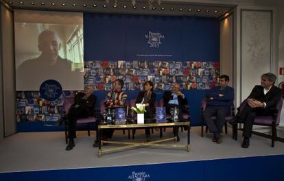 José Ovejero conversa por videoconferencia con el jurado: Antonio Ramírez, Xavier Velasco, Annie Morvan, J. M. Pozuelo Yvancos, Jordi Puntí y Manuel Rivas.