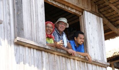 El padre Calvo, con unos vecinos de Zamboanga (Filipinas) en 2008.