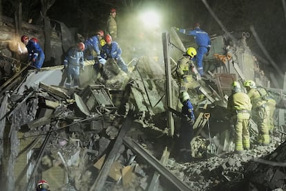 Personal de emergencias buscan supervivientes entre los escombros de un edificio colapsado tras un bombardeo ruso en Kiev, este jueves.
