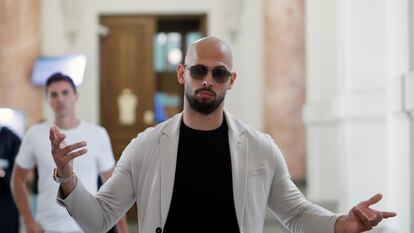 Andrew Tate a la salida del Tribunal de Apelaciones de Bucarest tras una audiencia, el 26 de junio de 2024.