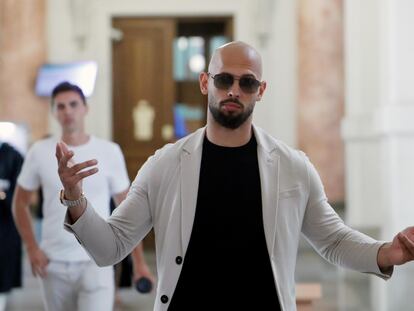 Andrew Tate a la salida del Tribunal de Apelaciones de Bucarest tras una audiencia, el 26 de junio de 2024.