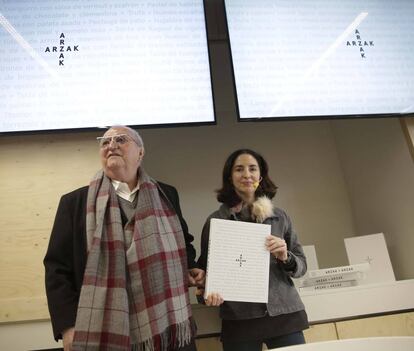 Juan Mari y Elena Arzak, durante la presentación en San Sebastián de su último libro.