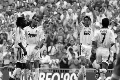 Panucci se despide de la afición del Bernabéu en su último partido con el Madrid, en 1999, ante Raúl, Seedorf y Redondo.