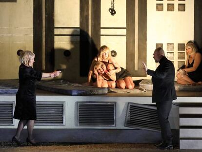 Nina Stemme (Judith) apunta a John Lundgren (Barba Azul) en la última escena de la ópera.