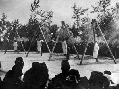 Imagen del Instituto-Museo del Genocidio Armenio en la que se ve a un grupo de armenios ahorcados por las fuerzas otomanas en junio de 1915.