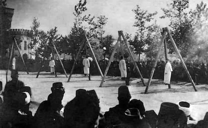 Imagem do Instituto-Museu do Genocídio Armênio, na qual se vê um grupo de armênios enforcados pelas forças otomanas em junho de 1915.