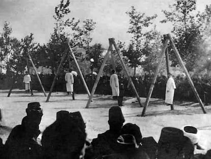 Imagem do Instituto-Museu do Genocídio Armênio, na qual se vê um grupo de armênios enforcados pelas forças otomanas em junho de 1915.