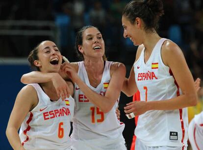 Silvia Domínguez, Anna Cruz y Alba Torrens celebran el pase de España a las semifinales.