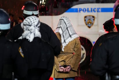 La policía de Nueva York se lleva arrestada a una persona que participaba en la protesta propalestina en la Universidad de Columbia,