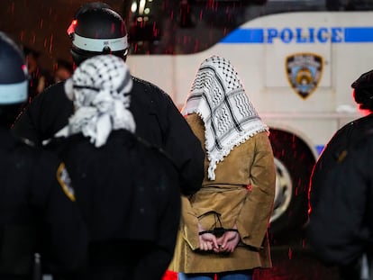 La policía de Nueva York se lleva arrestada a una persona que participaba en la protesta propalestina en la Universidad de Columbia,