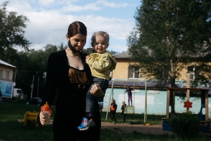 Yana Zubkova, de 21 años, con su hija, Alisa, en el parque junto a su casa, en Samara. 