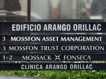 Un agente en la sede de Mossack Fonseca en Panam&aacute;.