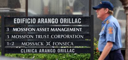 Un agente en la sede de Mossack Fonseca en Panamá.