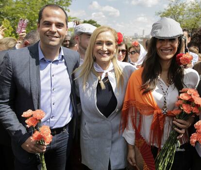 Ignacio Aguado, Cristina Cifuentes y Begoña Villacís, en la pradera de San Isidro.