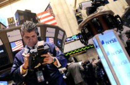 Un corredor trabaja en Wall Street (Nueva York)