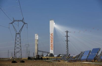 Torre de Abengoa en la planta de Solúcar, ubicada en Sanlúcar la Mayor (Sevilla).