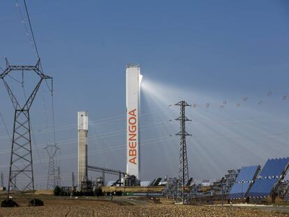 Torre de Abengoa en la planta de Solúcar, ubicada en Sanlúcar la Mayor (Sevilla).