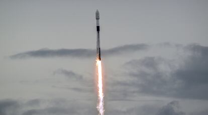 El cohete Falcon9, de la compañía SpaceX, instantes después del lanzamiento. 