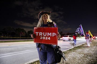 Una seguidora del expresidente Trump, a las puertas de su residencia en Florida el pasado 30 marzo. 