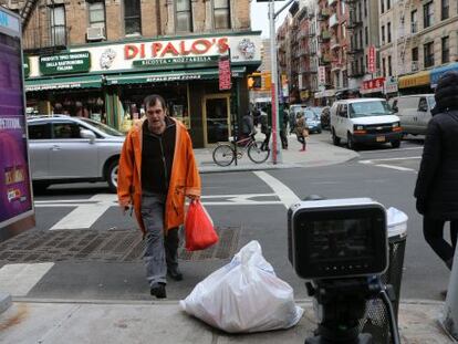 Leiro, de compras por Chinatown en un momento del documental de Aser Álvarez.